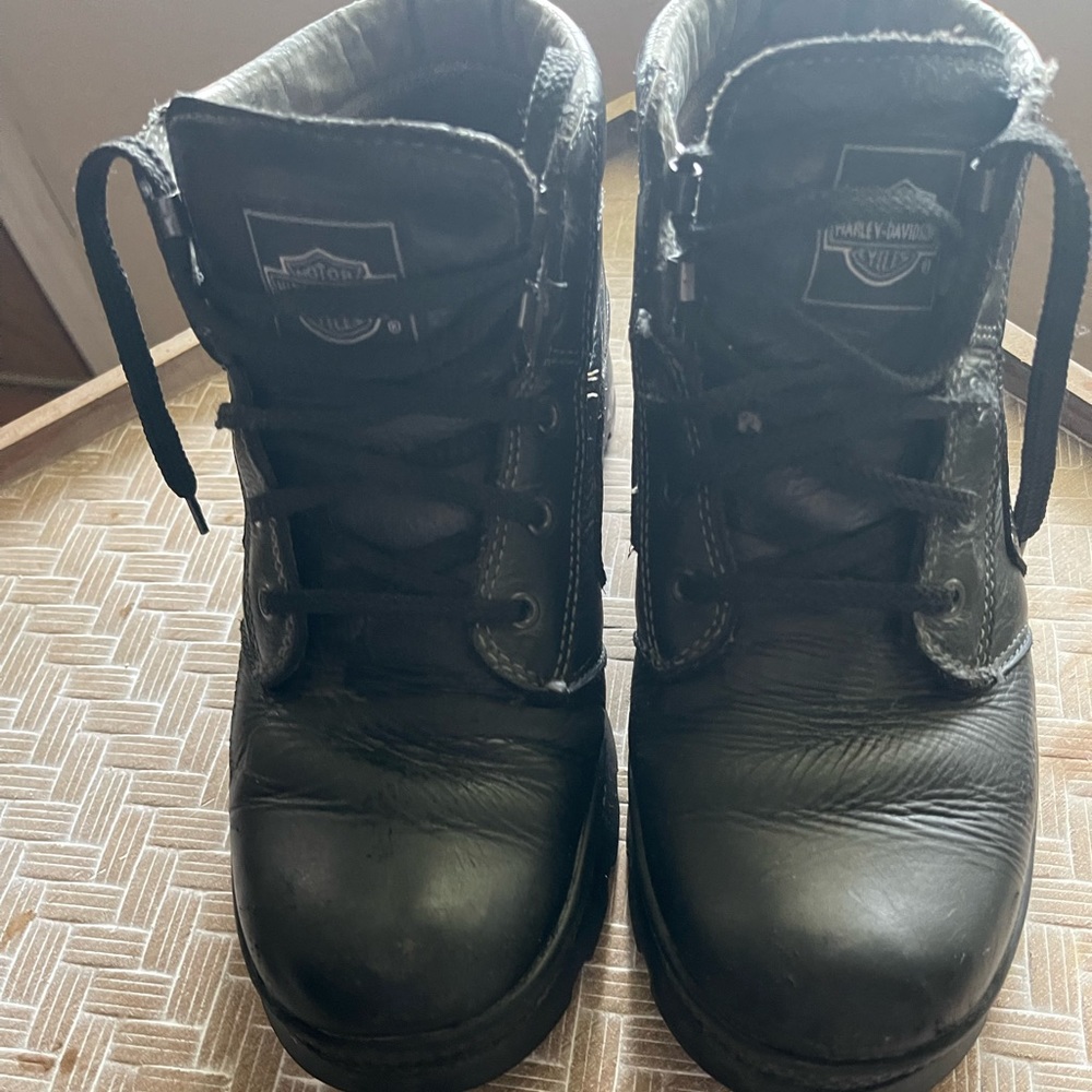Gently worn Size 9 Harley Davidson boots . Like new condition